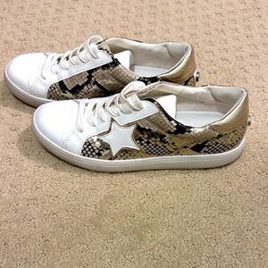 Steve Madden White and Gold Snake Print Sneakers
